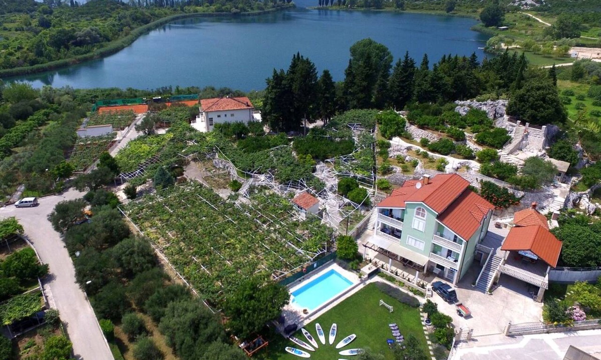 Peracko Blato House | Stunning private villa for 25 guests with WIFI, A/C, pool, TV and patio