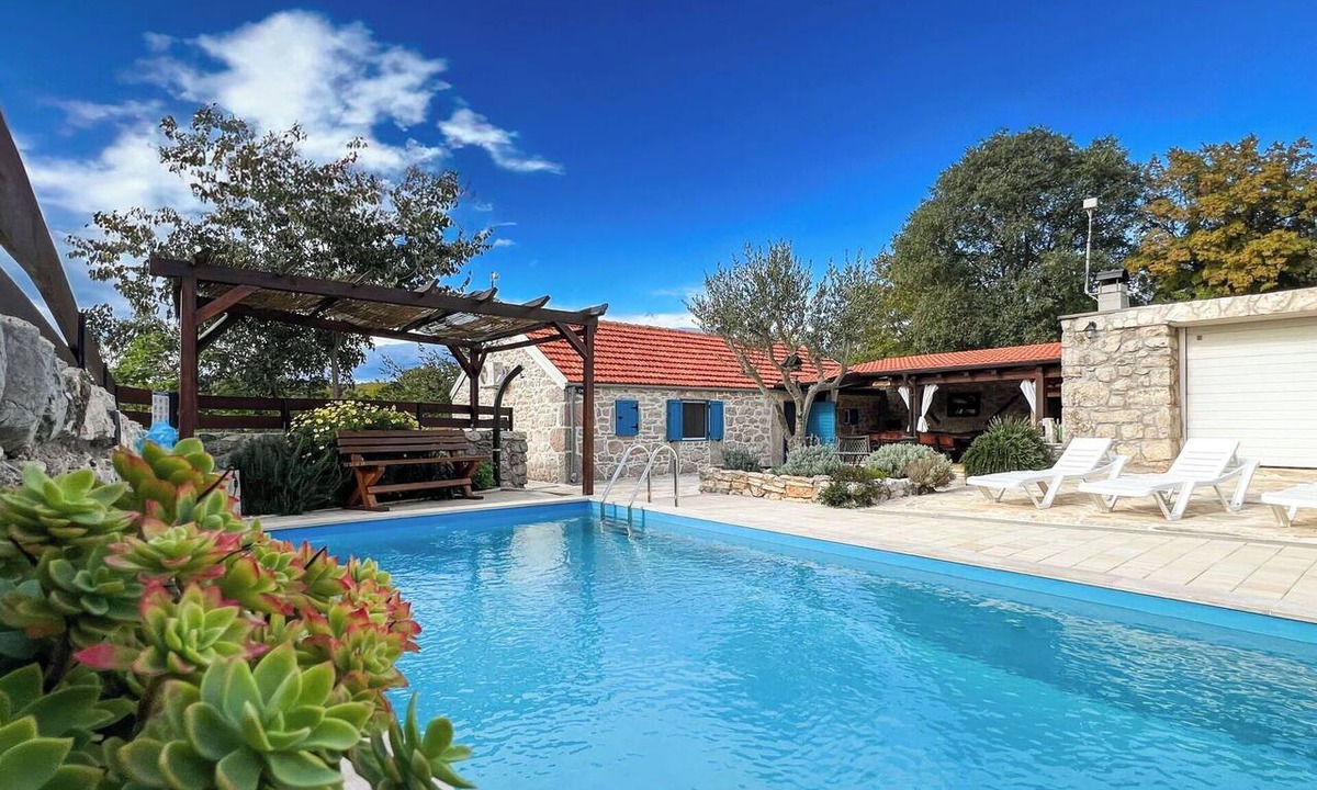 Krusevo House | Stunning private villa for 4 people with WIFI, private pool, A/C, TV and patio