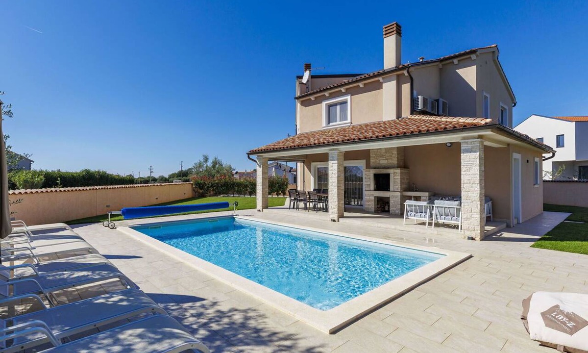 Loborika Villa | Stunning private villa for 8 people with WIFI, private pool, A/C, TV, terrace and pets allowed