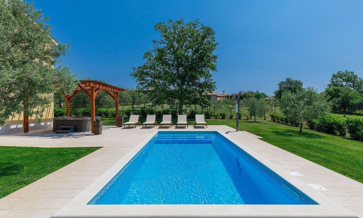 Vosteni Villa | Stunning private villa for 8 people with WIFI, A/C, private pool, hot tub, TV and patio