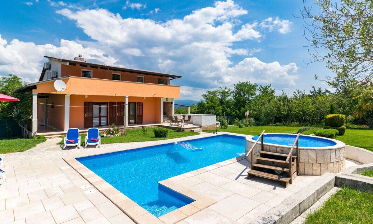 Rakotule House | Stunning private villa for 10 guests with WIFI, A/C, private pool, TV, terrace and pets allowed