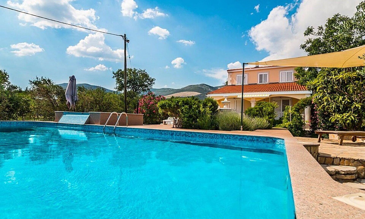 Rudine House | Stunning private villa for 10 people with WIFI, A/C, private pool, TV, terrace and pets allowed