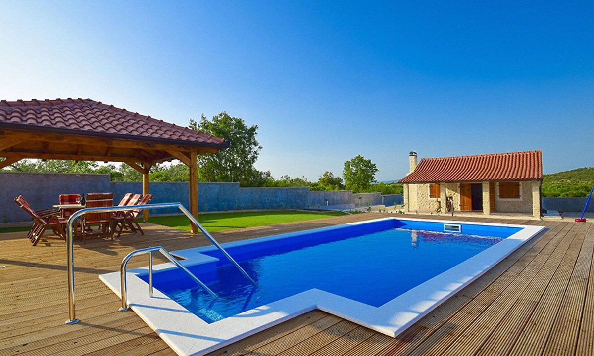 Velim House | Stunning private villa with hot tub, WIFI, private pool, A/C, TV, patio and pets allowed