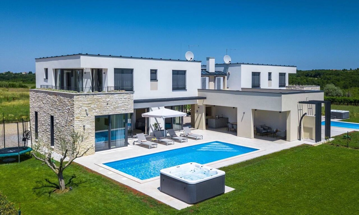 Brtonigla Villa | Stunning private villa with private pool, hot tub, A/C, WIFI, TV, terrace and pets allowed