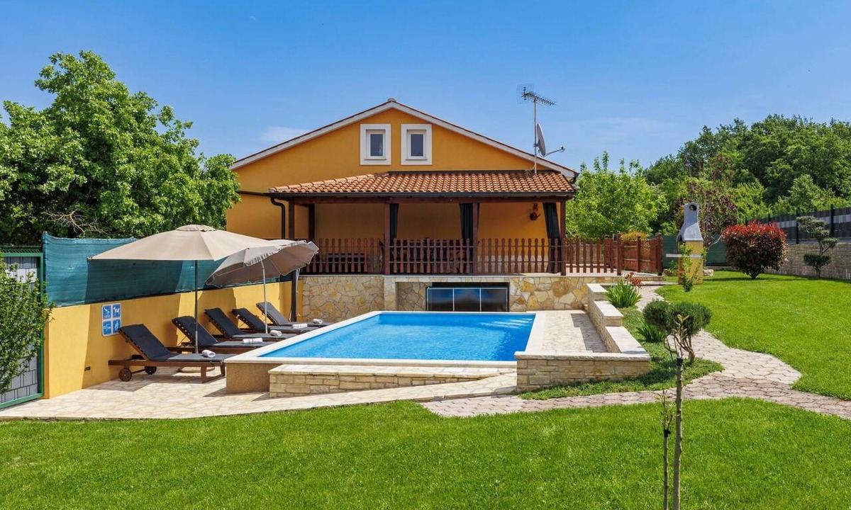 Rakotule House | Stunning villa for 5 people with A/C, WIFI, private pool, TV, terrace and pets allowed