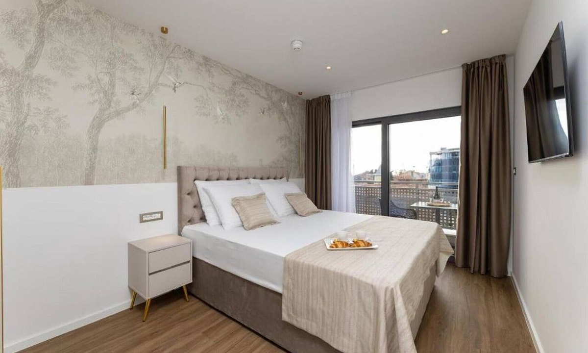 Split Apartment | Sunday Rooftop Penthouse One Bedroom Suite