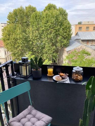 Bucharest City-Centre Apartment | Sunny Cismigiu Gardens Flat - Charming Balcony