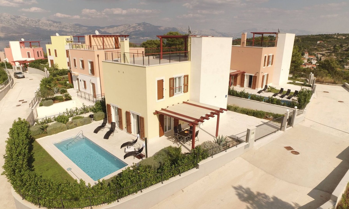 Splitska Villa | Sunny villa Yellow with pool for 8