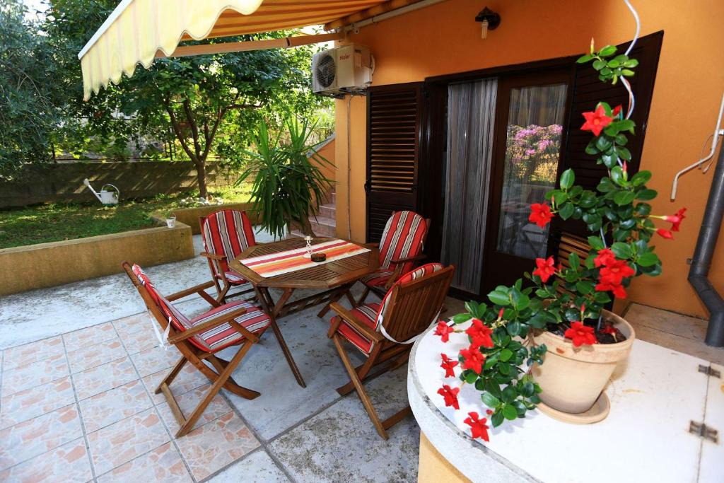 Sutomiscica Apartment | Sutomiscica Apartment Sleeps 5 WiFi