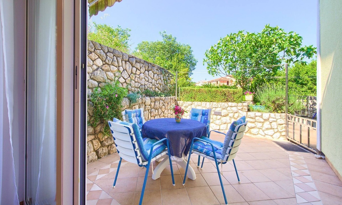 Porat Apartment | Terrace Flat in Porat, Malinska
