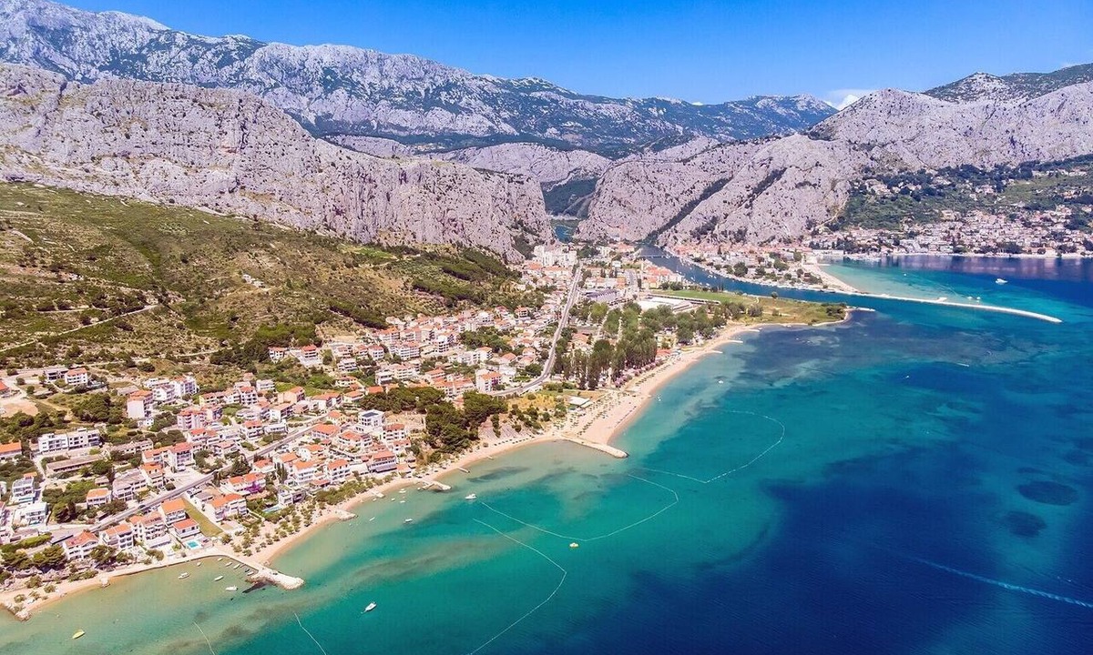 Omis Villa | The Captain's House 6 km from a sandy beach with heated pool and sea views