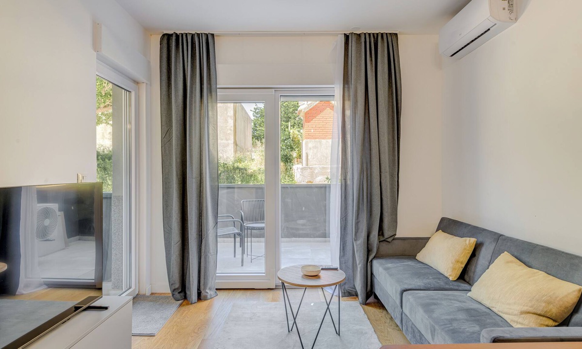 Split Apartment | The Oak Haven