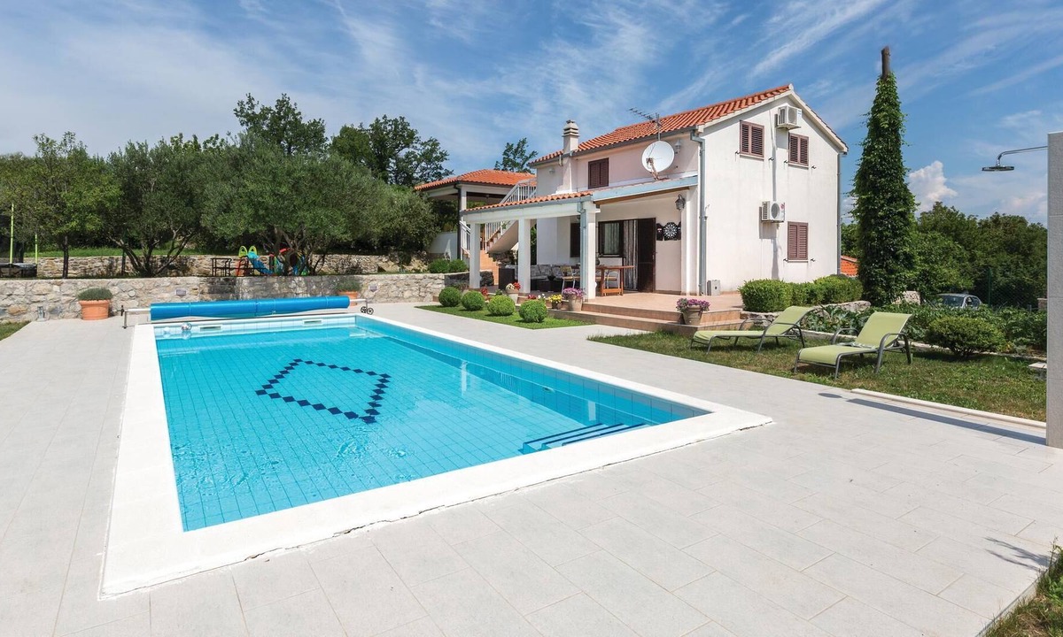 Slime House | This tastefully furnished cottage, surrounded by nature, consists of two living units connected by e