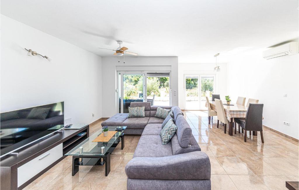 Trogir Apartment | Three-Bedroom Apartment In Saldun