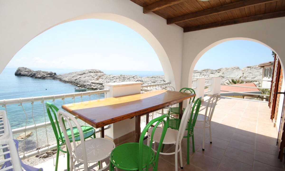Zarace House | Three bedroom apartment near beach Cove Zaraće, Hvar (A-8781-a)