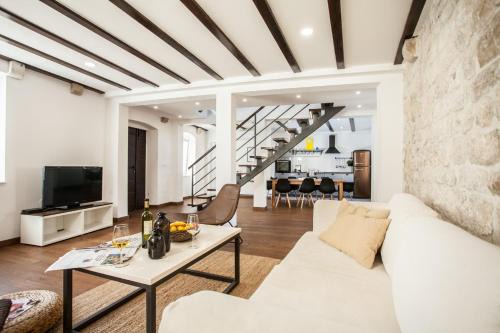 Trogir Villa | Tinel Longo, holiday home for up to 8, city center, BBQ, terrace