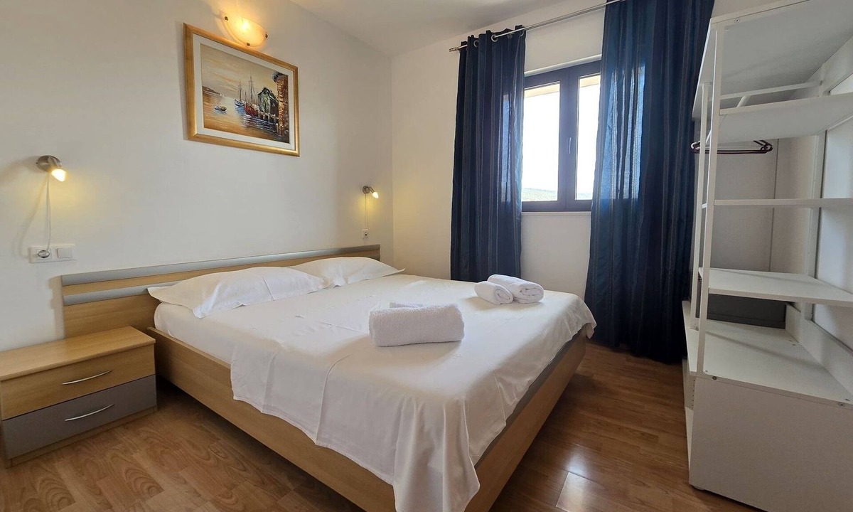 Businci Apartment | Two bedroom apartment with balcony and sea view Bušinci, Čiovo (A-25931-a)