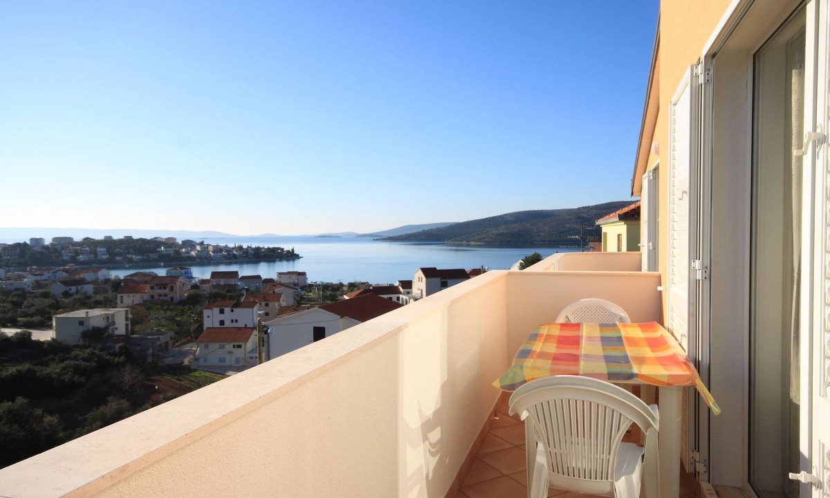 Seget Vranjica Apartment | Two bedroom apartment with balcony and sea view Seget Vranjica, Trogir (A-8507-c)