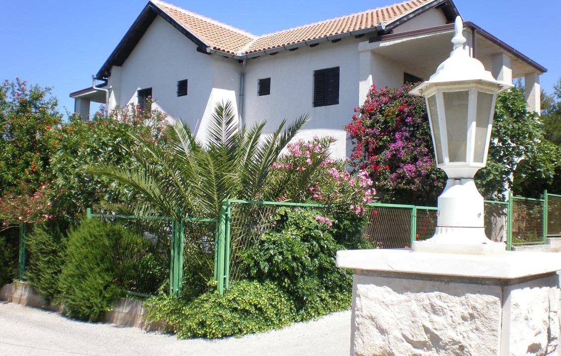 Cove Makarac (Milna) Apartment | Two bedroom apartment with terrace Milna, Brač (A-14961-a)