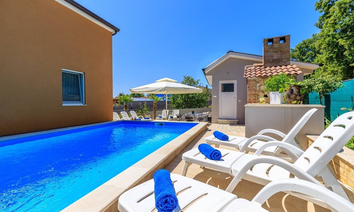 Nova Vas Apartment | Two-Bedroom Apartment Vanessa I with common Pool