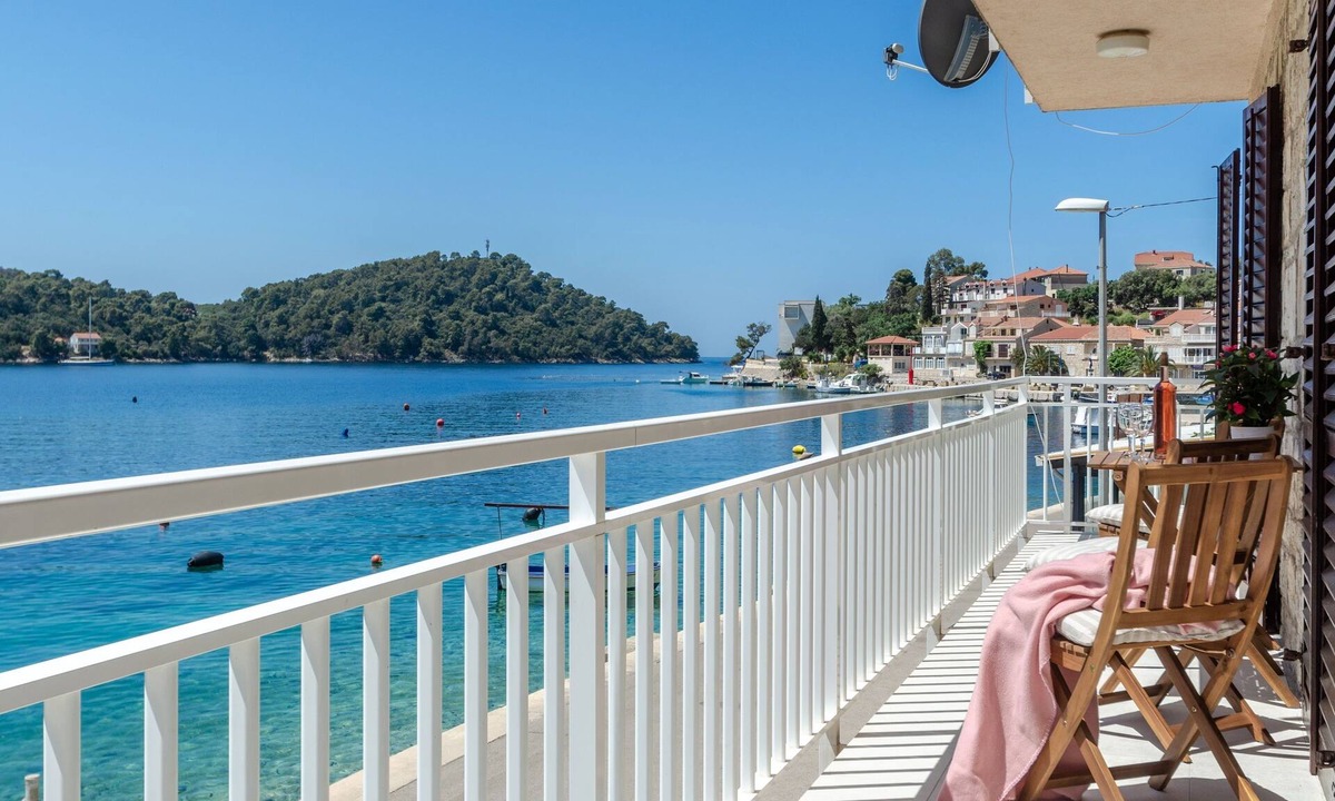 Brna Apartment | Two bedroom apartment with balcony and sea view Brna, Korčula (A-561-a)