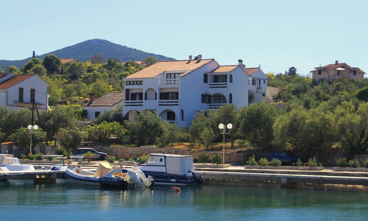 Lukoran Apartment | Two bedroom apartment near beach Lukoran, Ugljan (A-8397-b)