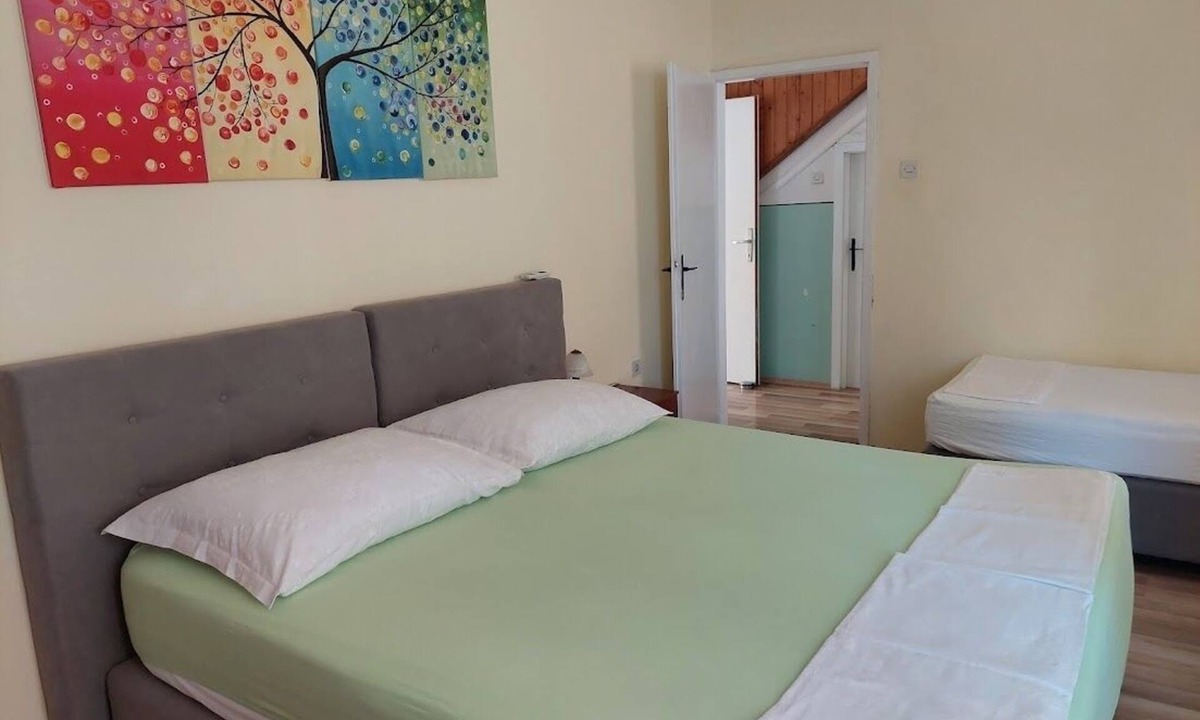 Komiza Apartment | Two bedroom apartment with terrace Komiža, Vis (A-25233-a)