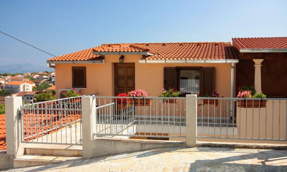Sutivan Apartment | Two bedroom apartment with terrace and sea view Sutivan, Brač (A-745-a)
