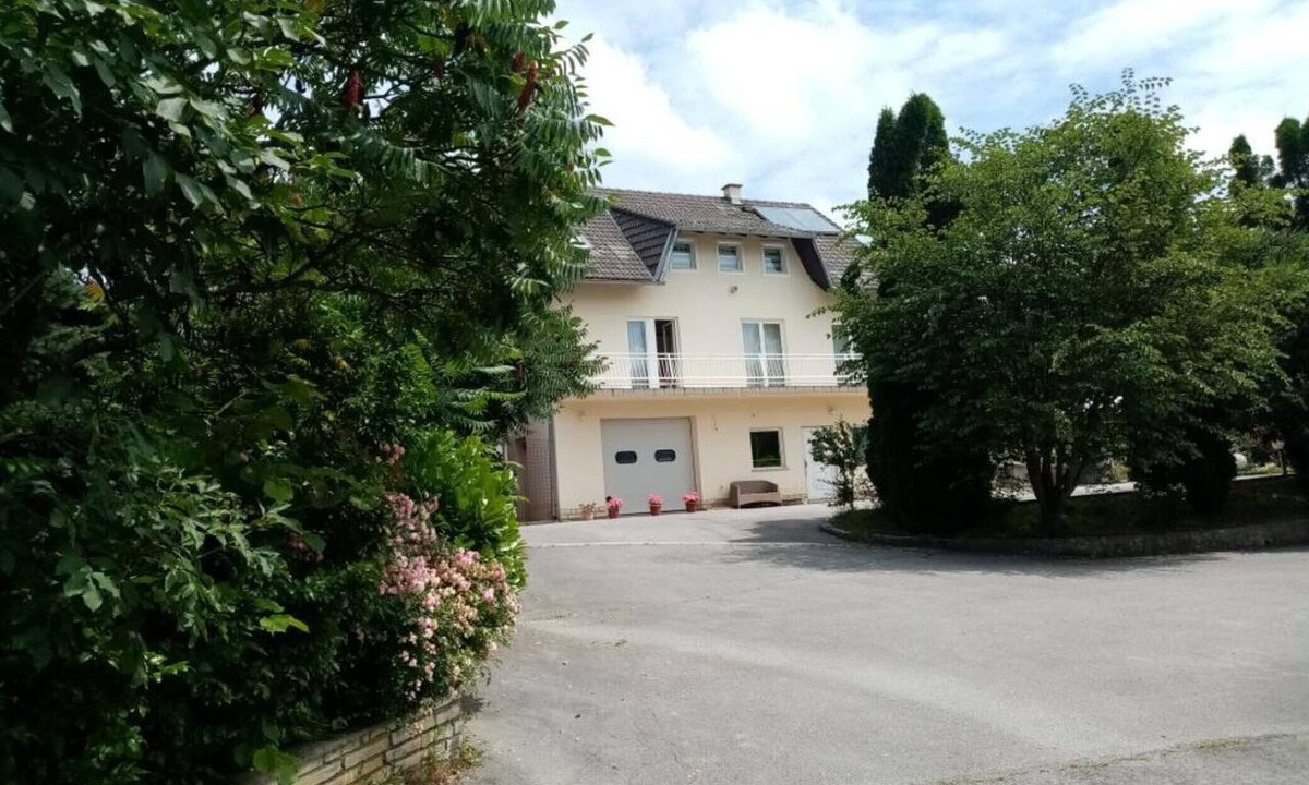 Slunj Apartment | Two Bedroom Apartment with Balcony