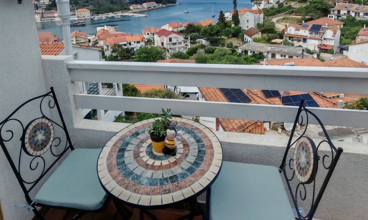 Island Hvar Apartment | Two bedroom apartment with balcony and sea view Jelsa, Hvar (A-8746-a)