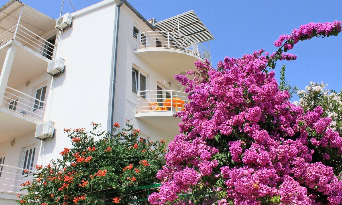 Okrug Gornji Apartment | Two bedroom apartment with balcony Rastići, Čiovo (A-6863-e)