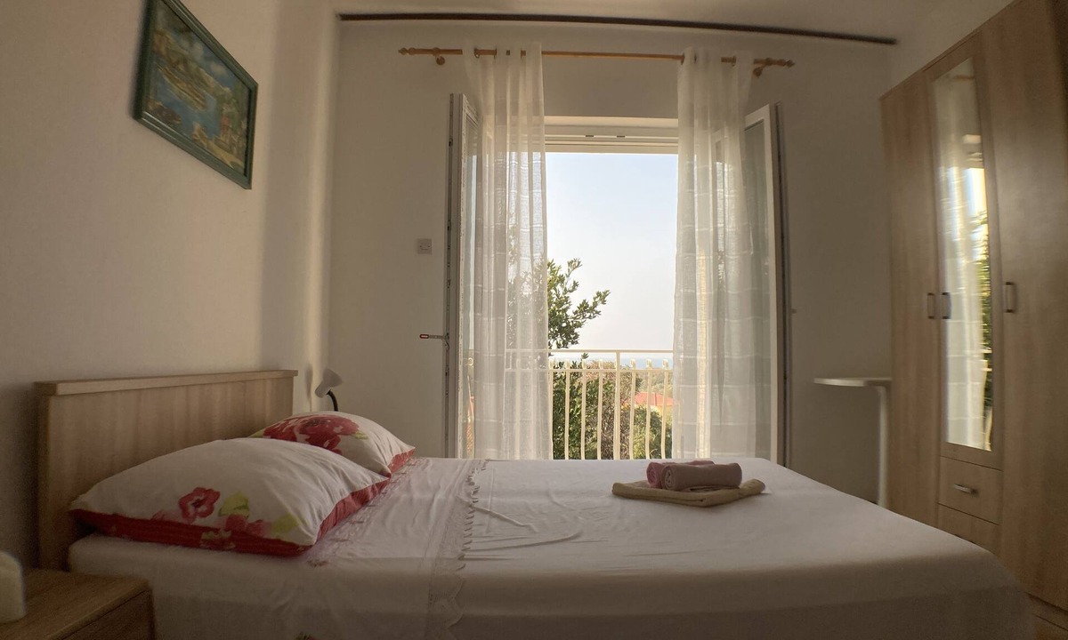 Lun Apartment | Two bedroom apartment with terrace and sea view Lun, Pag (A-9395-b)