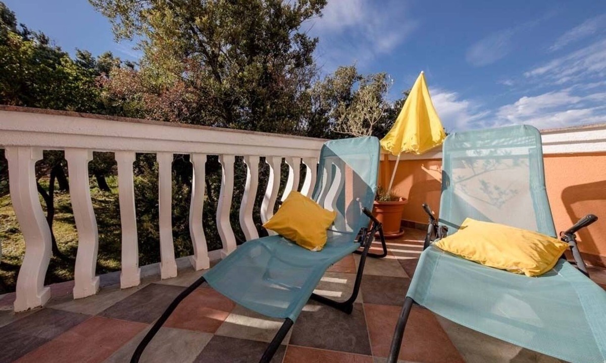 Rab Town Apartment | Two bedroom apartment with terrace Supetarska Draga - Gonar, Rab (A-27566-f)