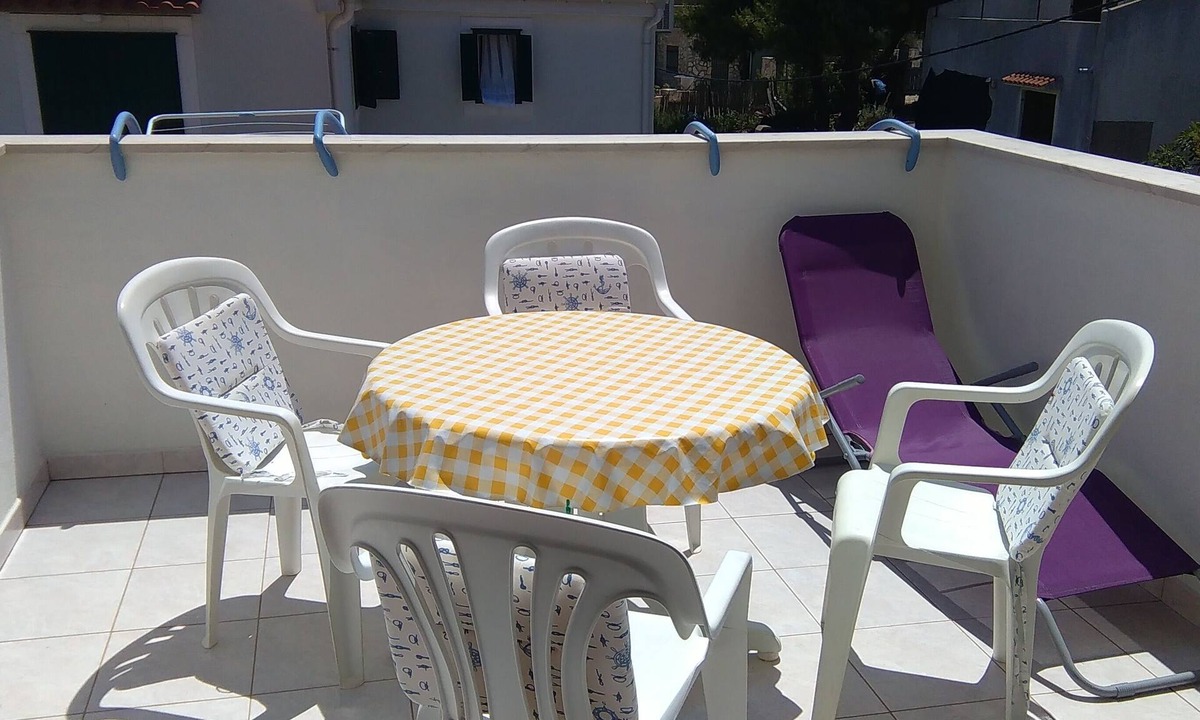 Rukavac Apartment | Two bedroom apartment with terrace and sea view Rukavac, Vis (A-13337-b)