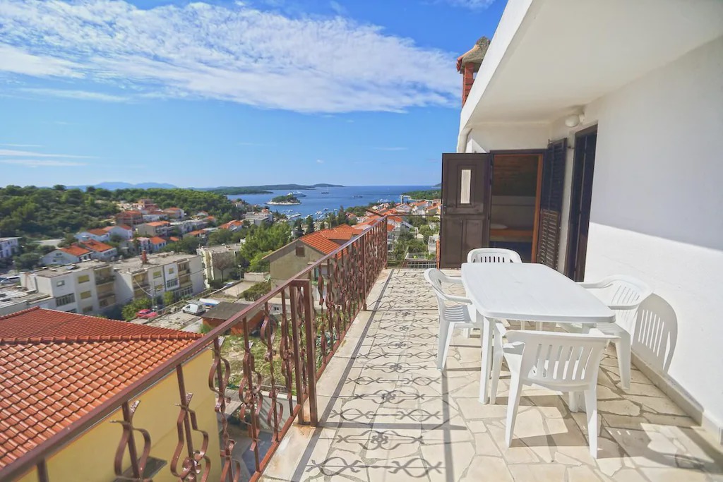 Krizna luka Apartment | Two bedroom apartment with terrace and sea view Hvar (A-4047-d)