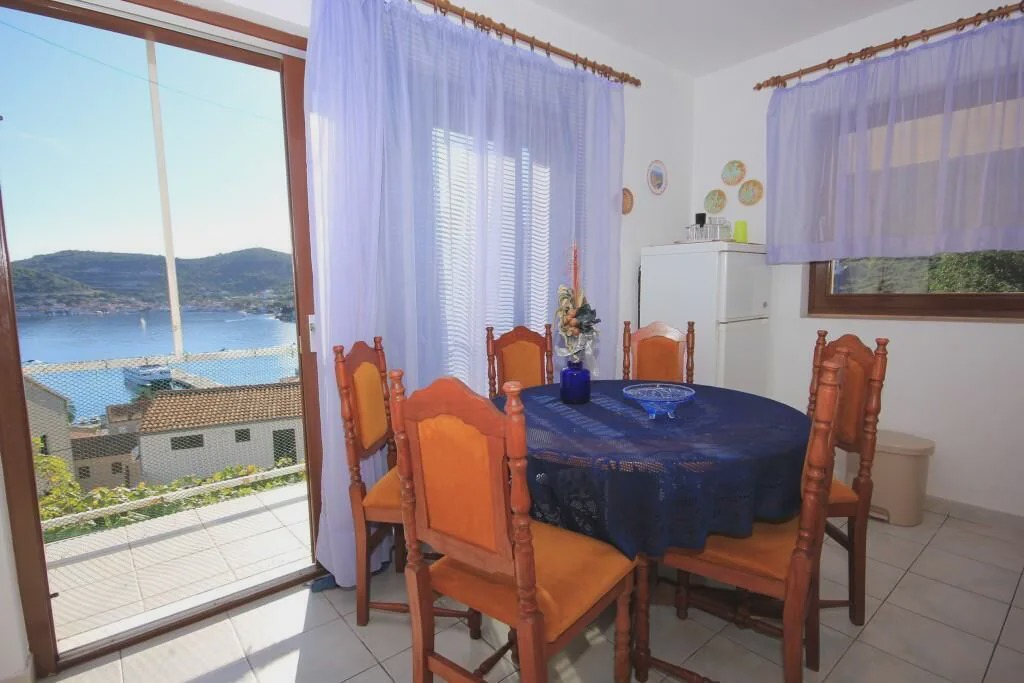 Cove Rogacic Apartment | Two bedroom apartment with terrace and sea view Vis (A-8883-a)