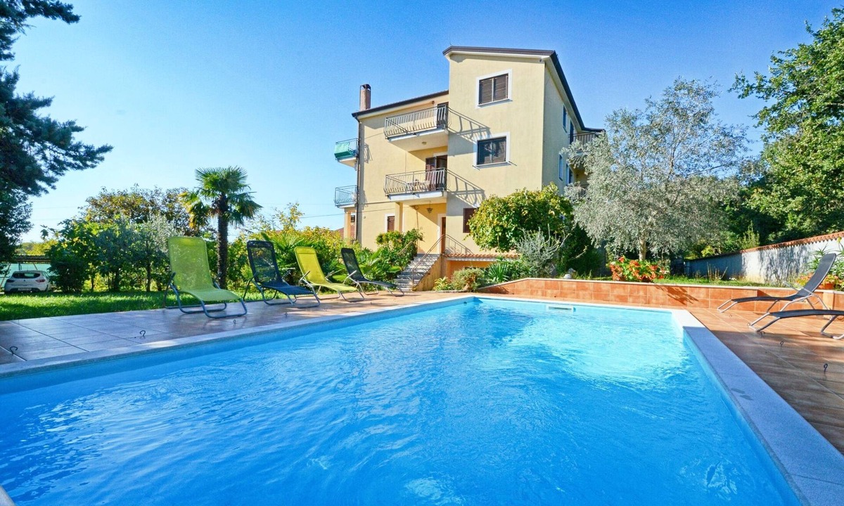 Valica Apartment | Umag-Valica, apartment for couples, near the beach, with a pool and barbecue