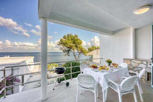 Veli Losinj Apartment | Valdarke Seaside Apt/w Sea View Terrace - Happy Rentals