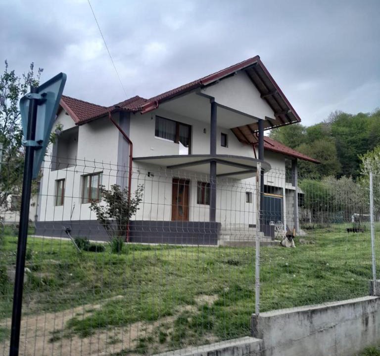 Oestii Paminteni Villa | Vila Maria, sunt 2 camere si un living mare cu 2 canapele care se fac paturi matrimoniale se inchiriaza toata vila 150 lei de persoana copii au gratuita cazarea