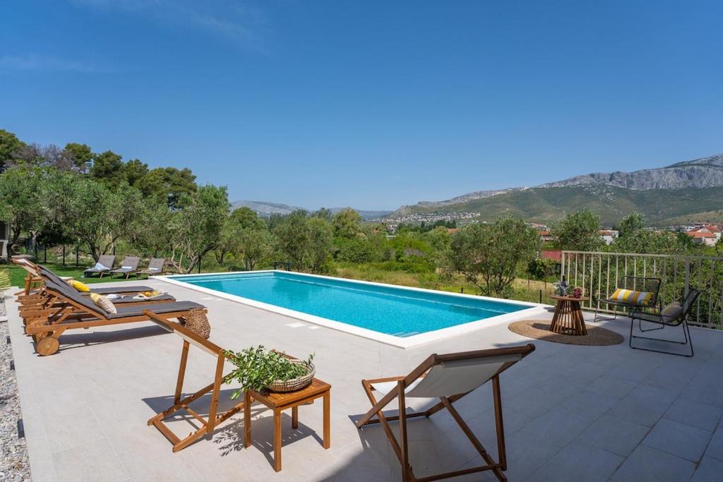 Split Villa | Vila Obzor with a heated pool