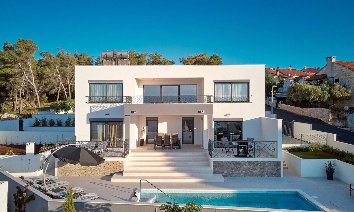 Sutivan Villa | Villa Alluren3-bedroom villa in serene Sutivan with AC and comfort
