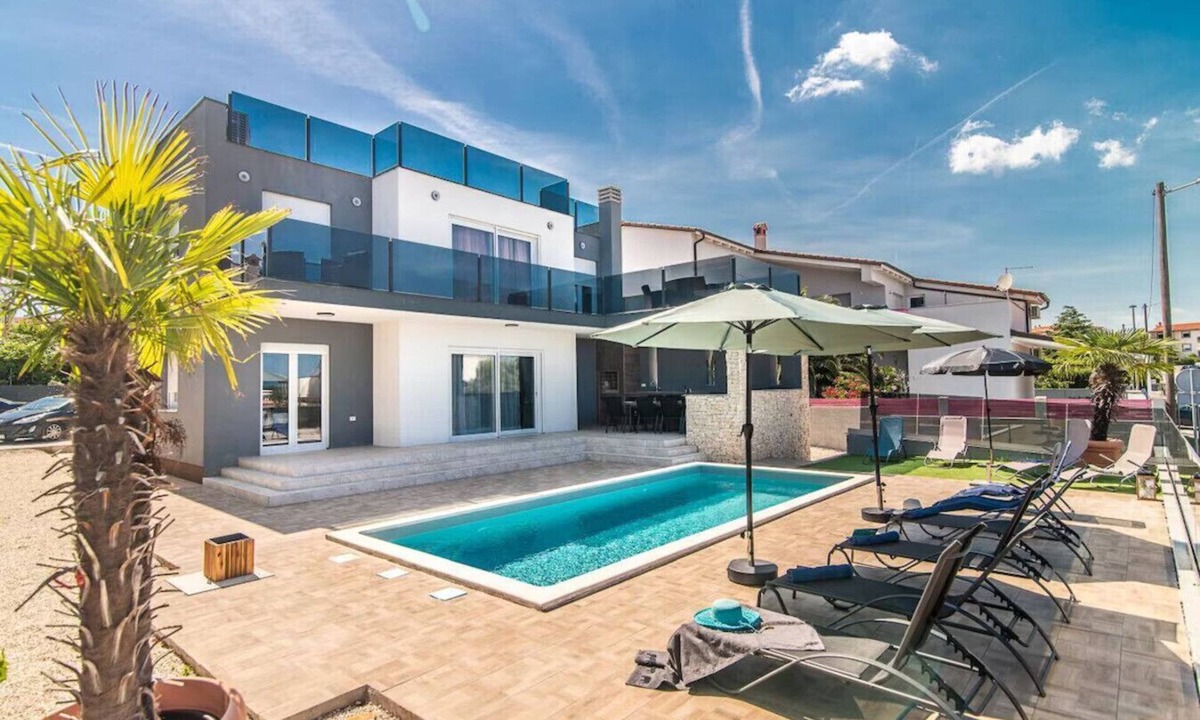 Liznjan Villa | Villa Ancora near Medulin for 10 persons with private pool & pet friendly - only 800 meters from beach