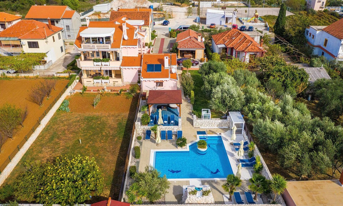 Zadar Villa | Villa-dalmatina-zadar mit Pool für 10 Personen; 5 Schlafzimmer, 3 Bad, 2 Küche