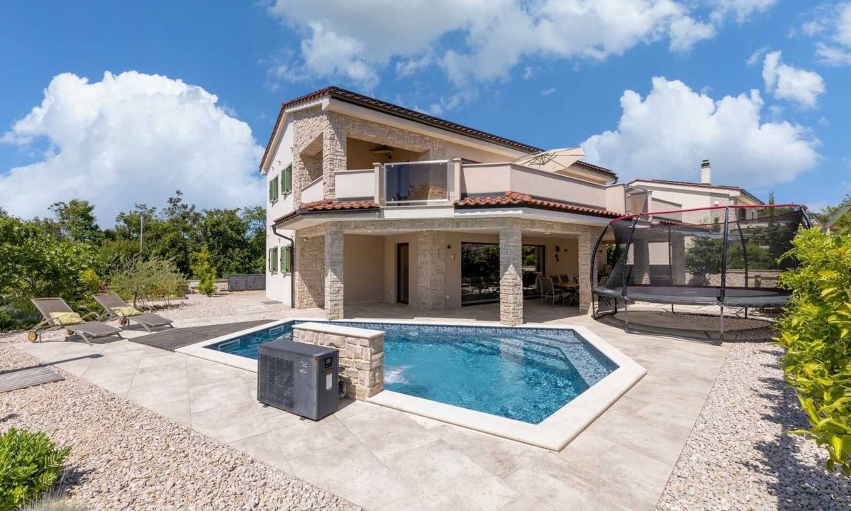 Milohnici Villa | Villa Divina – Coastal Villa with Heated Pool and EV Charging Station