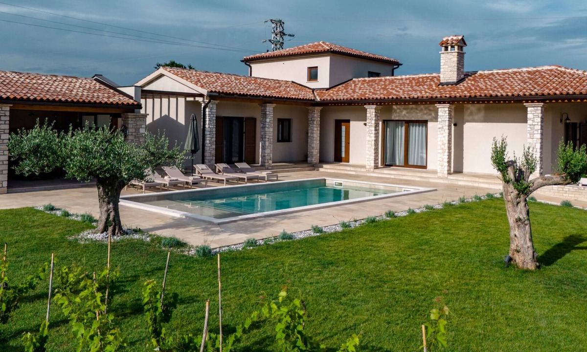 Sisan Villa | Villa Lere by Villas Guide