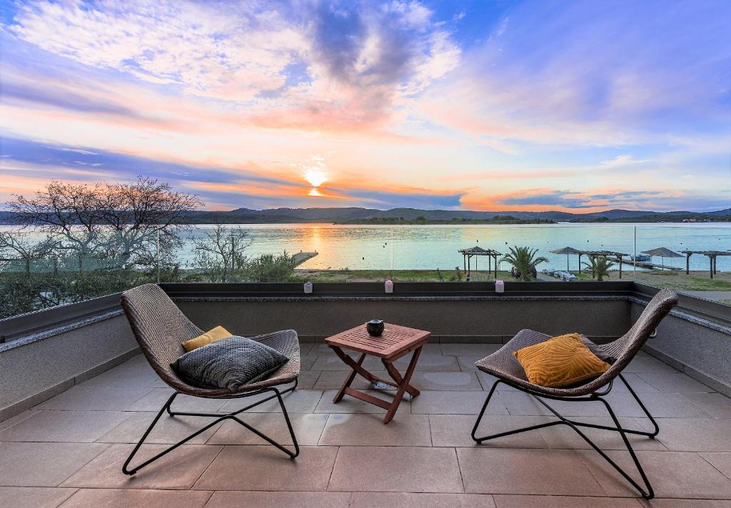 Turanj Villa | Villa Lu-Ma Beachfront with Heated Pool