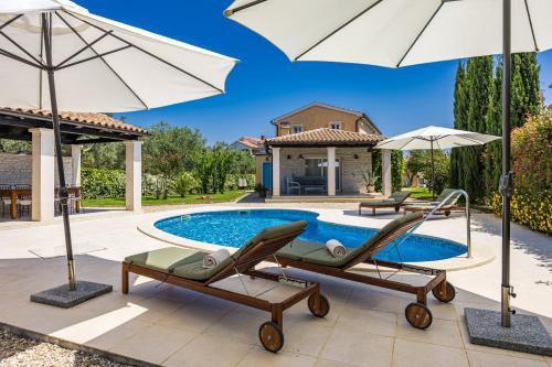 Fazana Villa | Villa Luka in Fažana with pool & playground only 600 meter from the beach