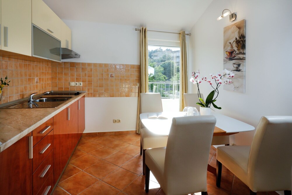 Krvavica Apartment | Villa Matija **** SWIMMING POOL HEATED, NEAR THE BEACH, WiFi, PARKING