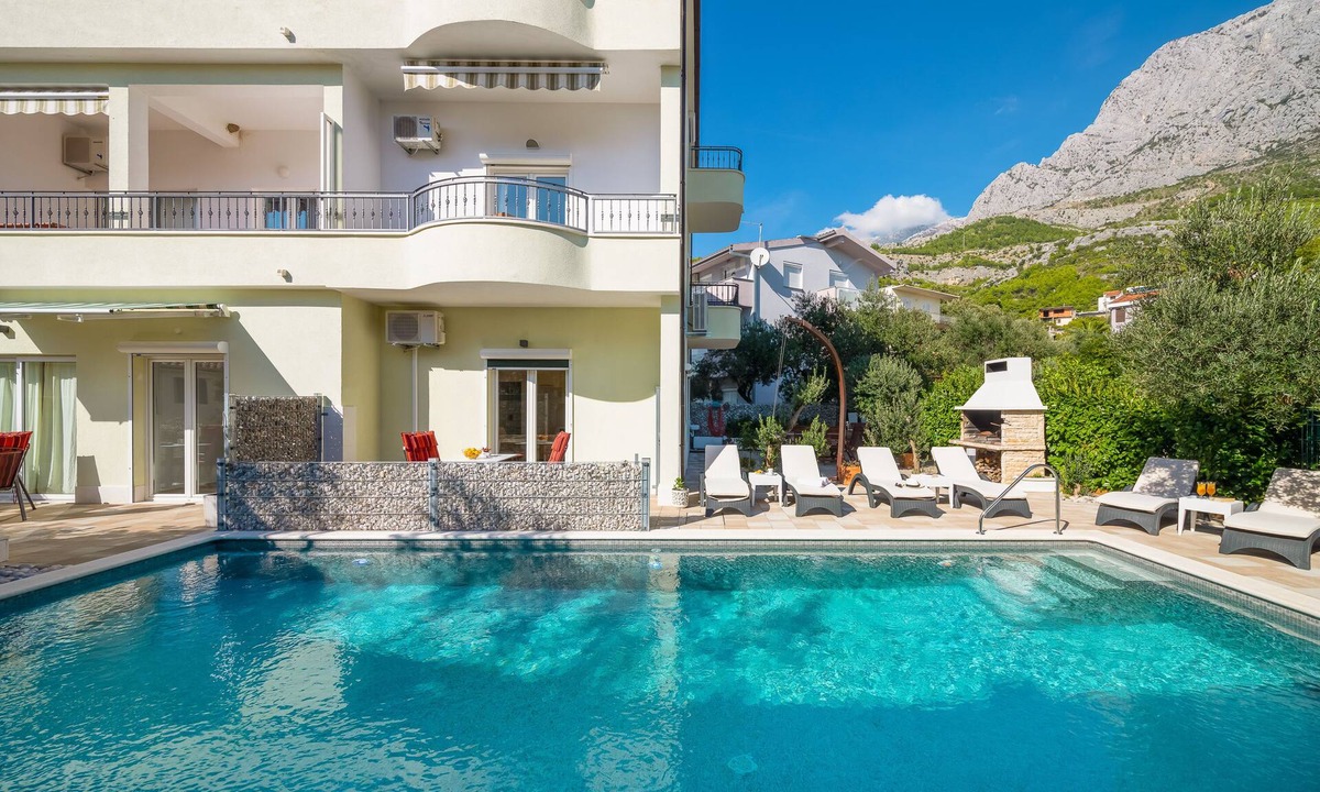 Krvavica Apartment | Villa Matija **** SWIMMING POOL HEATED, NEAR THE BEACH, WiFi, PARKING