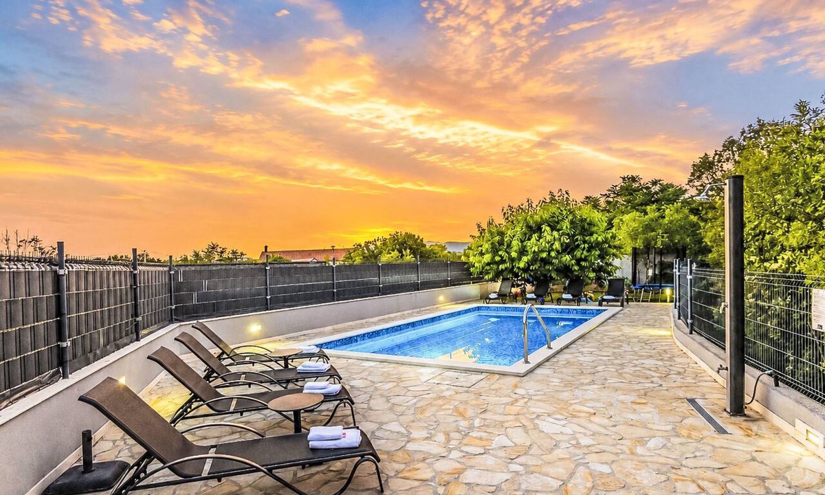 Sestanovac House | Villa "Mile" mit beheiztem Pool, Grill und Terrasse by Interhome